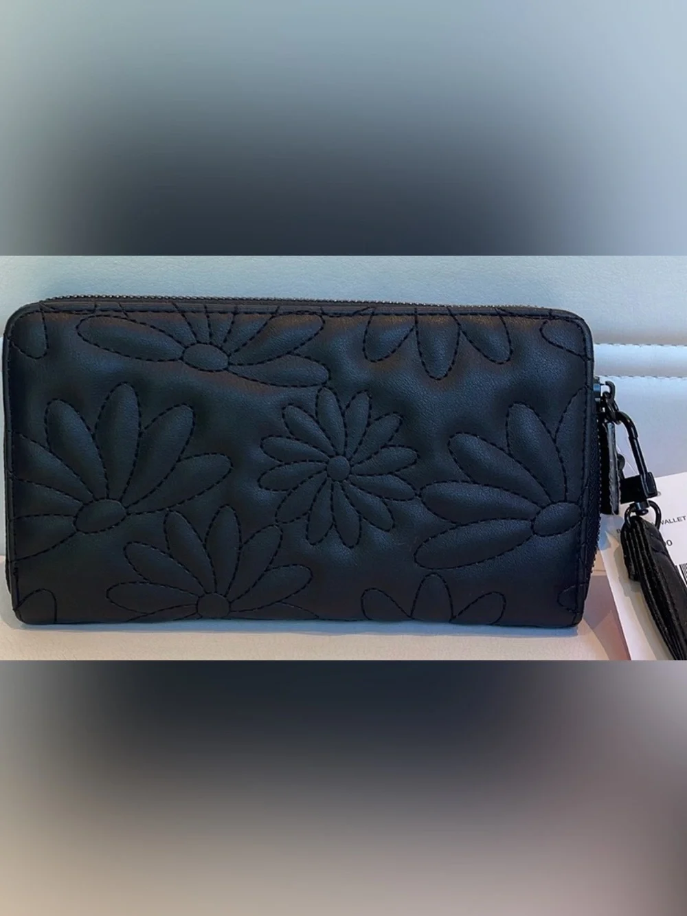 Betsey Johnson NWT Black Quilted Daisy Floral Wristlet Wallet Zip Around Flower